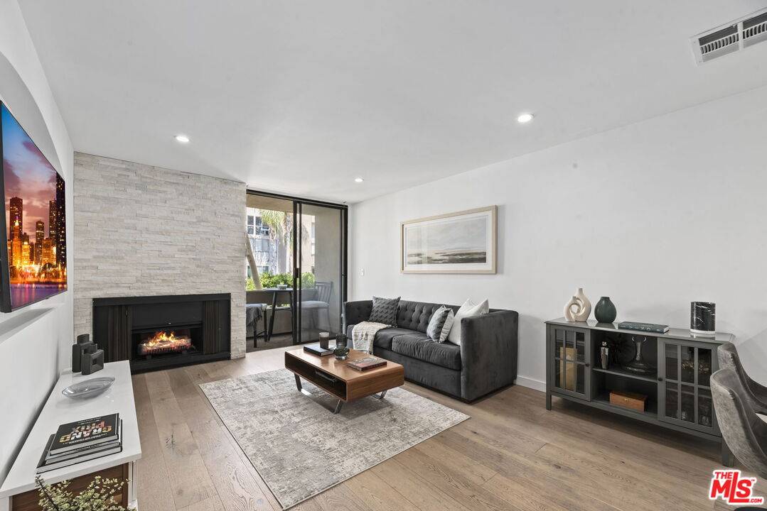 750  N Kings Rd 1BR Sunset Strip La