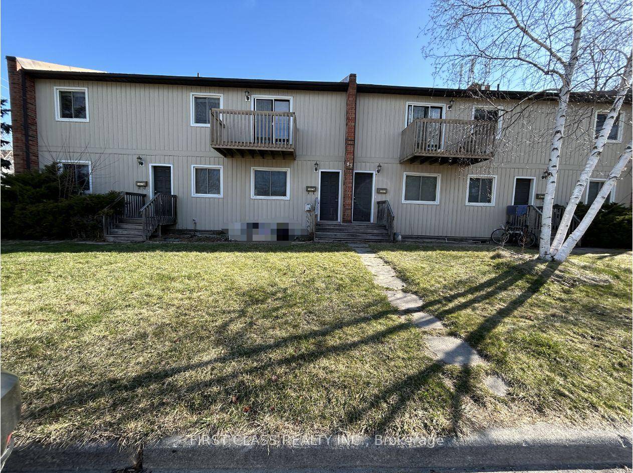 Beautifully Renovated Unit in the Heart of Streetsville !
