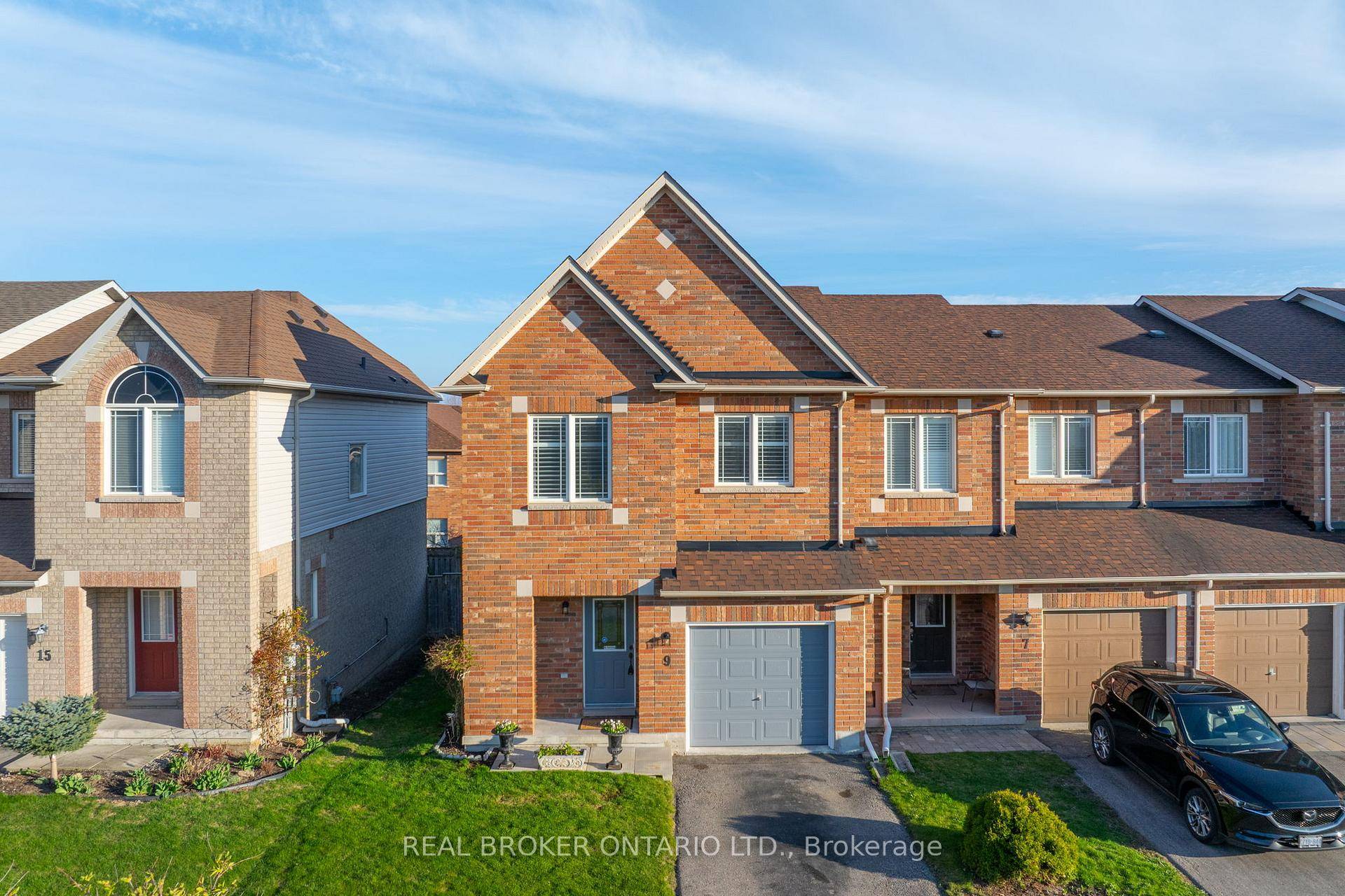 Located in Auroras high demand Bayview Northeast community, this freshly painted end unit townhome offers the spacious feel of a semi detached with thoughtful touches spread across 1, 717 sqft ...