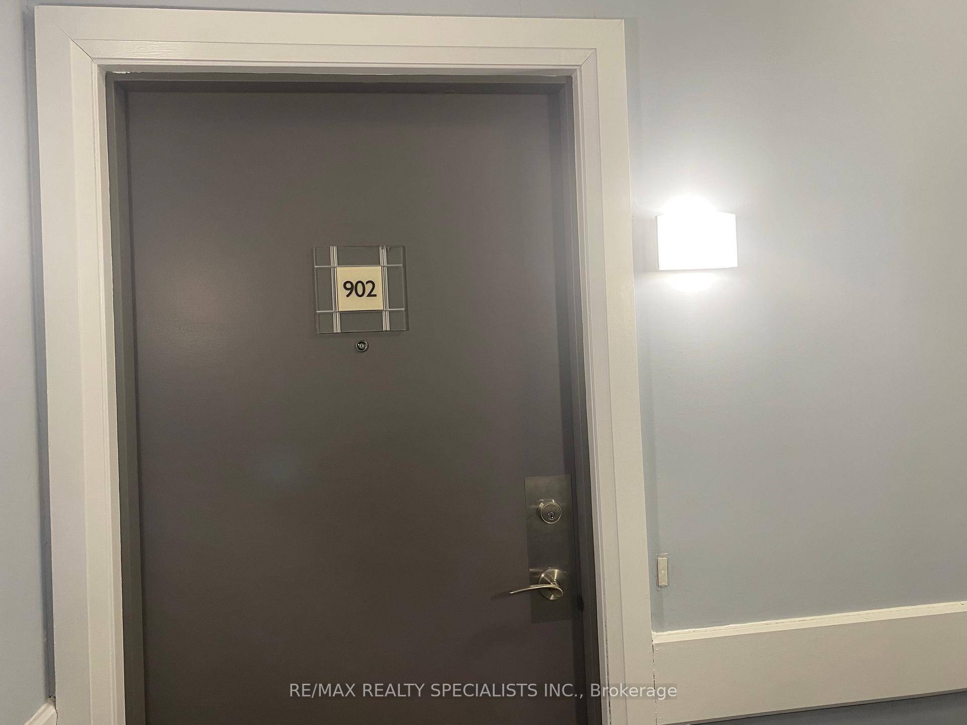 Freshly Painted amp ; Spacious 2 Bedroom Offering Lots Of Natural Light, 9' Ceilings, Open Concept Kitchen W Centre Island, Cook Top, B I D W, Micro amp ; Wall ...