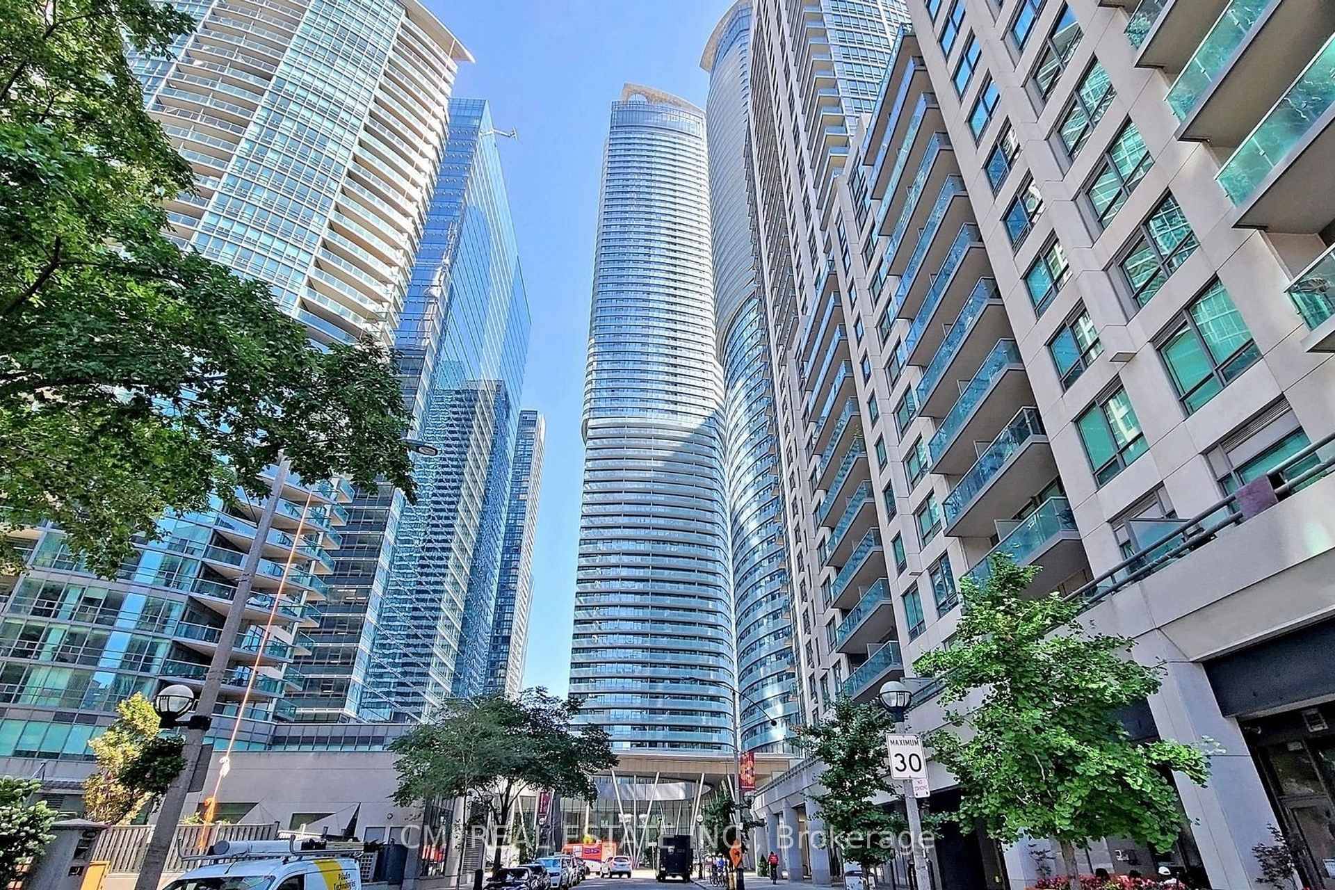Look no furtherthis stylish 1 bedroom condo in the heart of Toronto is perfect for first time buyers or investors seeking strong cashflow with Airbnb or STR rentals.