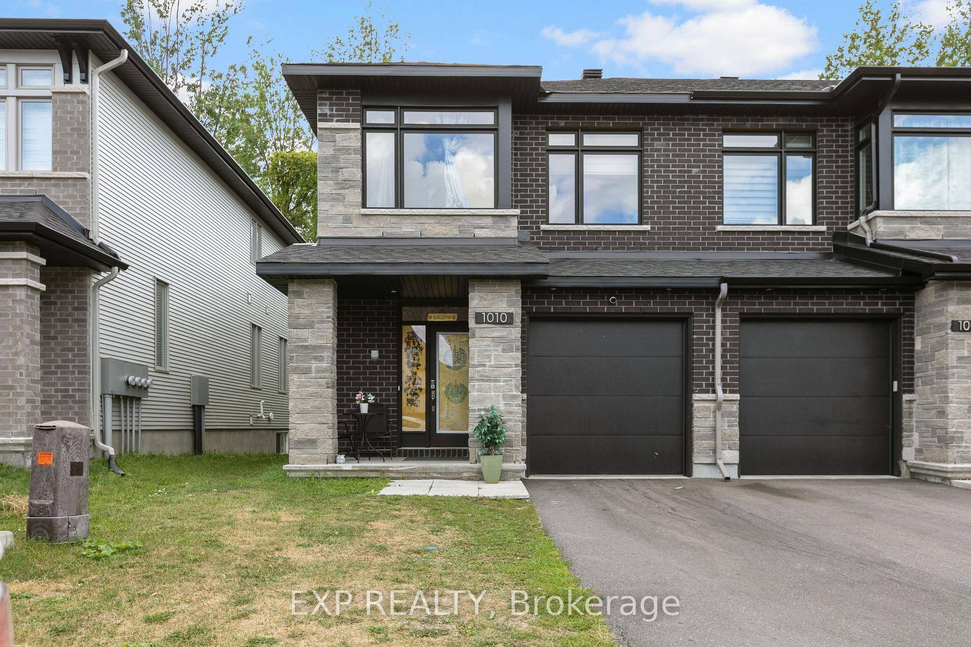 Welcome to 1010 Eider Street, stunning Fairhaven End model by Richcraft Homes in highly sought after Riverside South.
