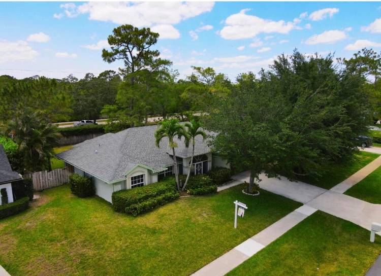 Bright and spacious beautifully furnished 3 2 house available in sought after Aster Cove in Sugar Pond Manor in Wellington !