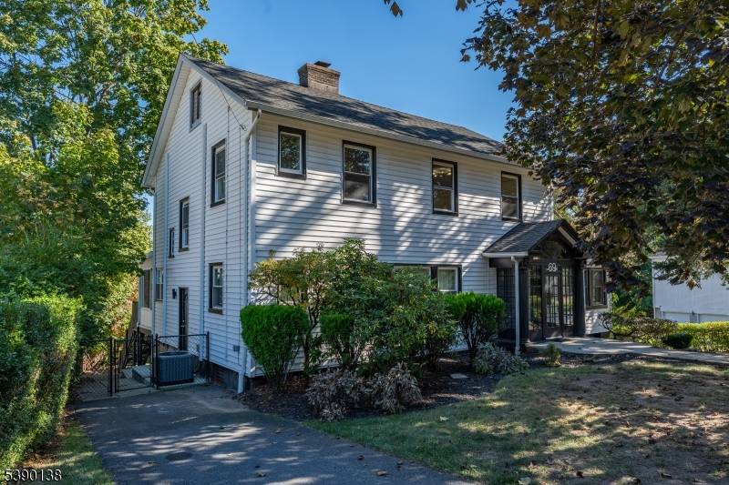 Nearly 3, 000 square feet of Living !