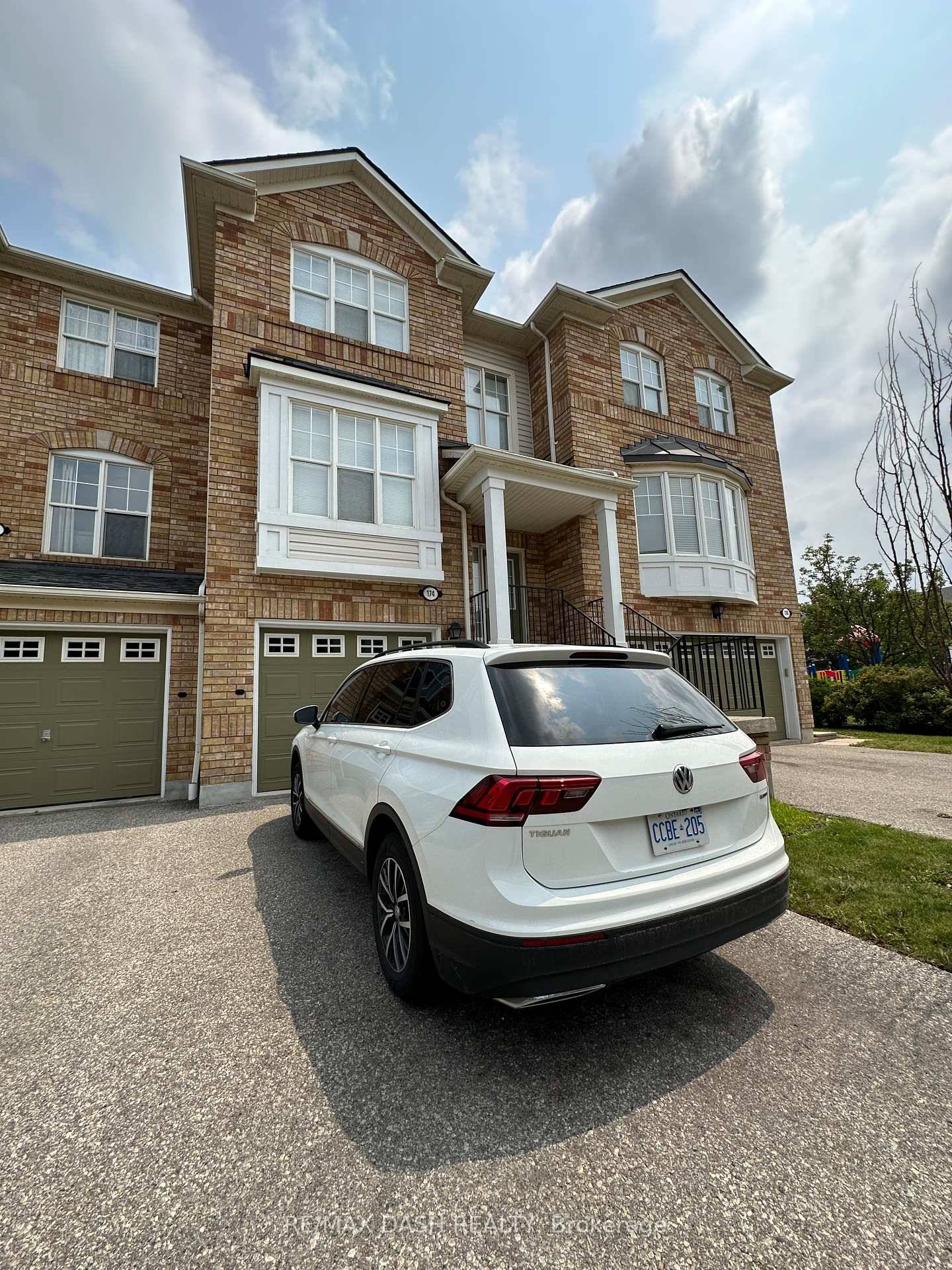 Spacious Townhouse Unit In Creditview, 3 Bedrooms 3 bath.