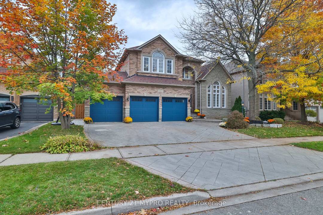 Stunning Joshua Creek Home with Pool amp ; Ravine View Available for LeaseExperience luxurious family living in this exquisite, custom built home located in Oakville's prestigious Joshua Creek.