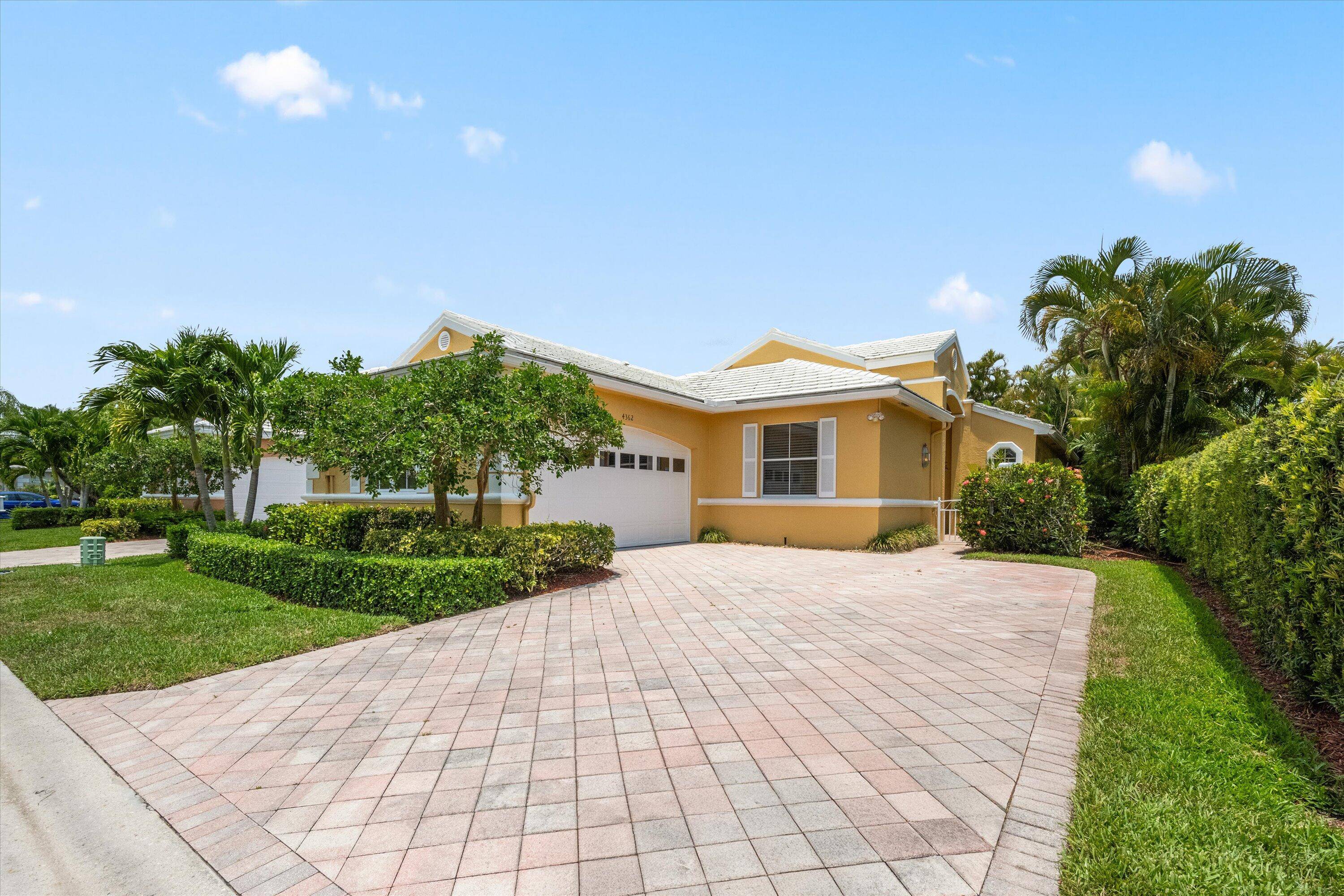 Spacious and bright 3 bedroom, 2 bathroom home with 2, 192 sq ft of living space in the Kensington section of Wycliffe Golf Country Club.