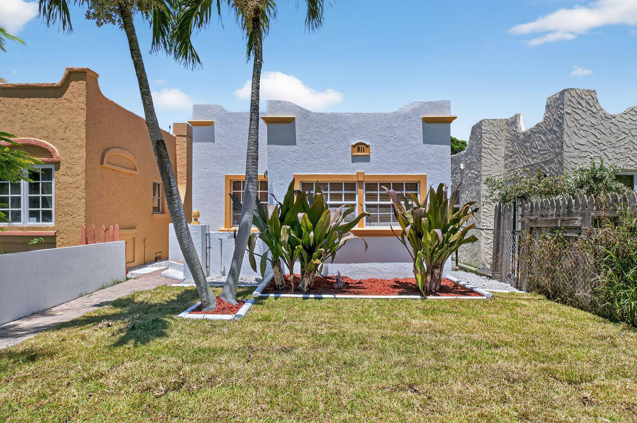 Gorgeous Cozy Spanish Style a Luxury Cottage in the Heart of Lake Worth Beach.