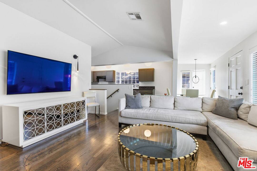 9820 Yoakum Dr 3BR Beverly Hills Post Office | B.H.P.O. La