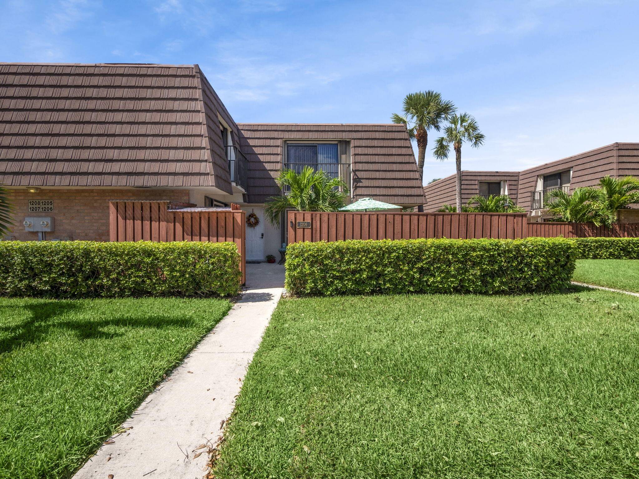 ESCAPE TO THE BEAUTIFUL BLUFFS NEAR THE BEACH !