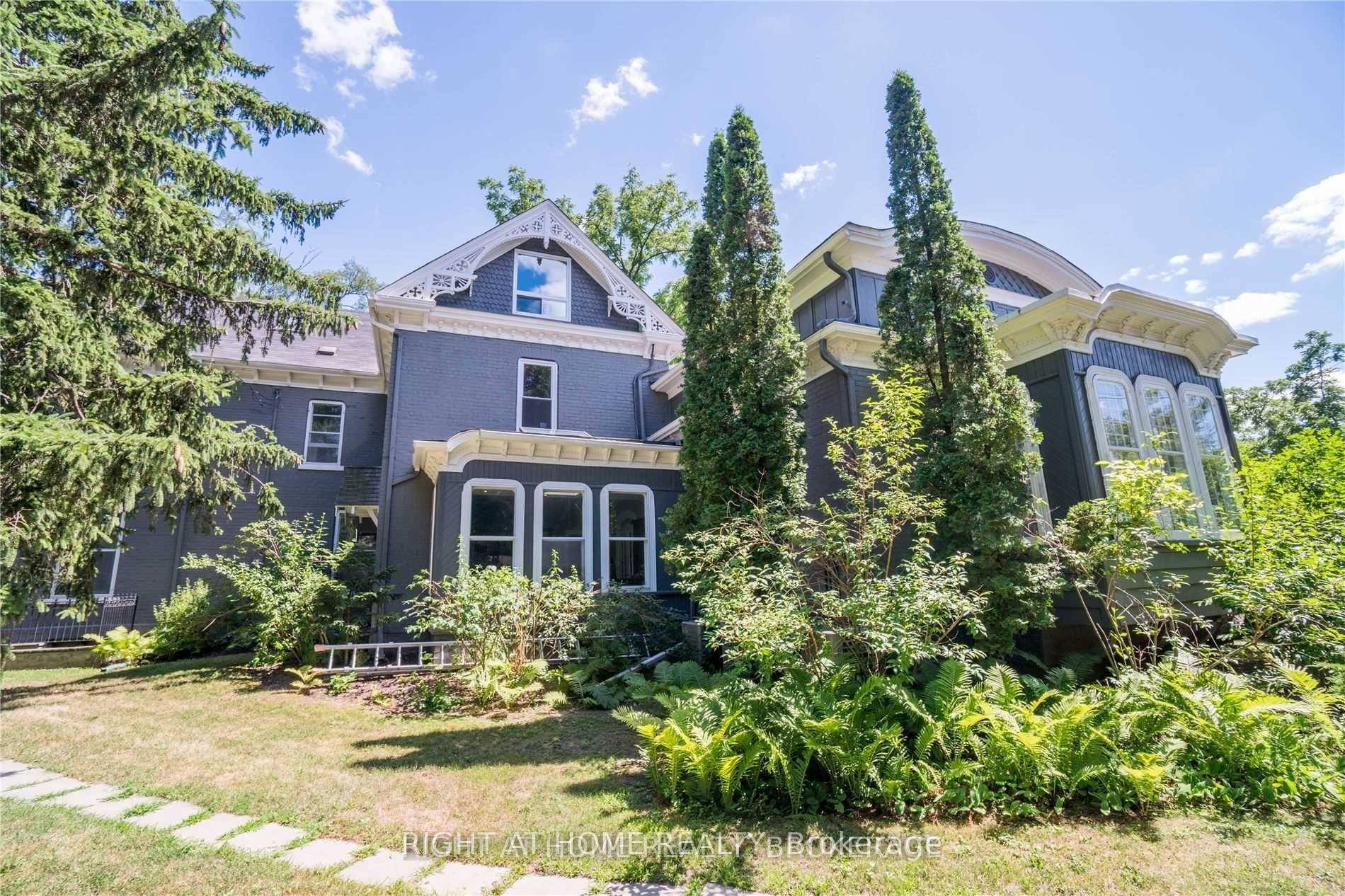 2nd Flr Spacious Suite In Heritage Building In The Heart Of Downtown Oakville.