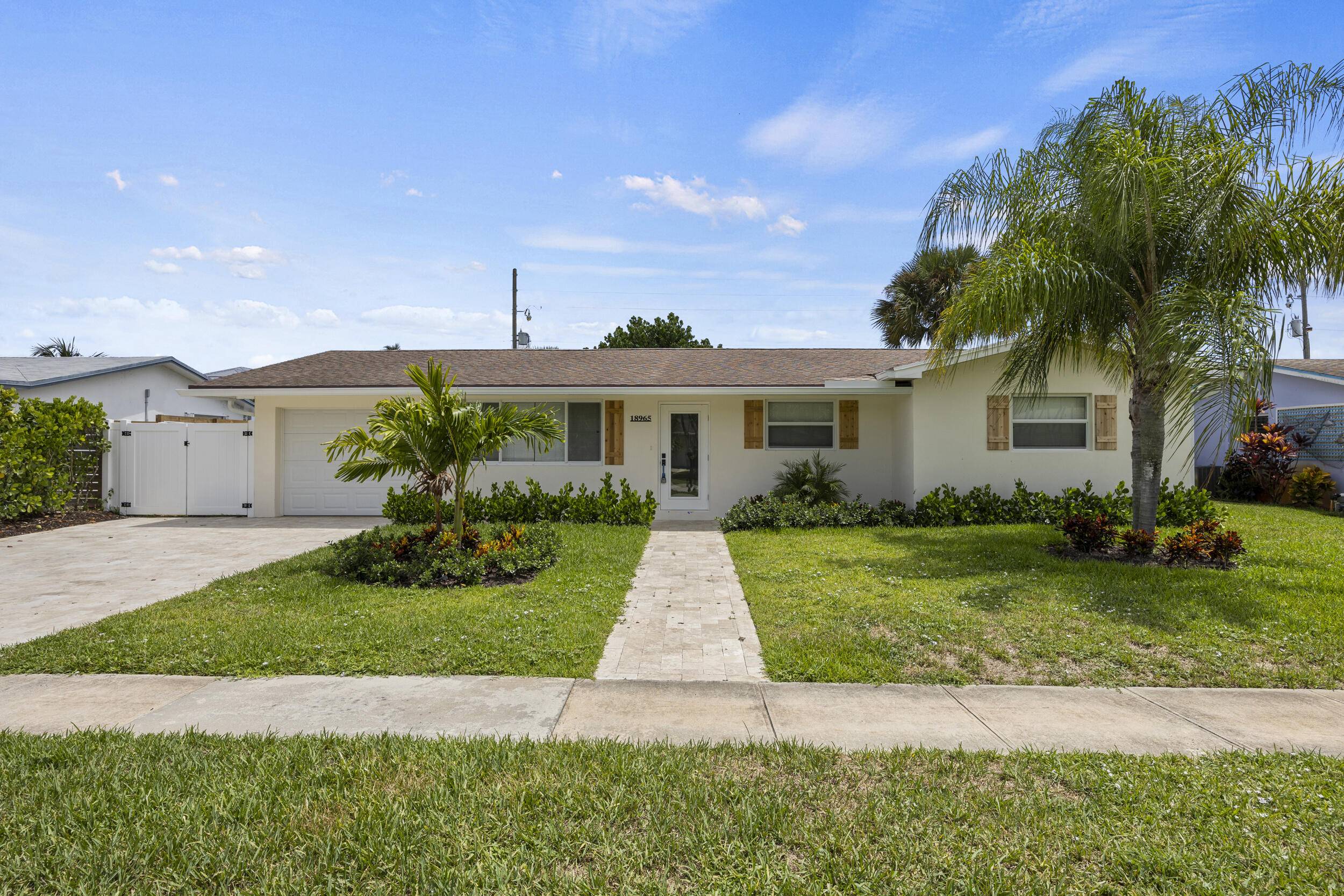 Beautifully Renovated Pool Home with Guest House !