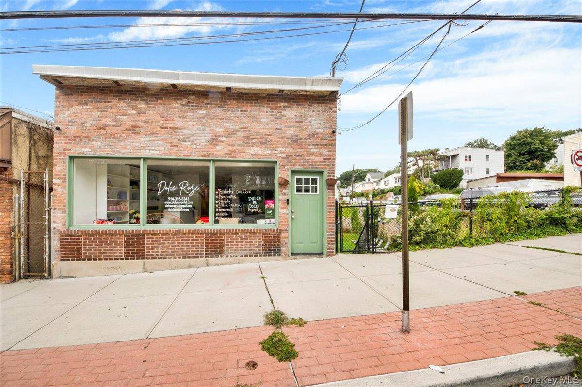 Discover the perfect live work opportunity at 53 Lockwood Avenue !