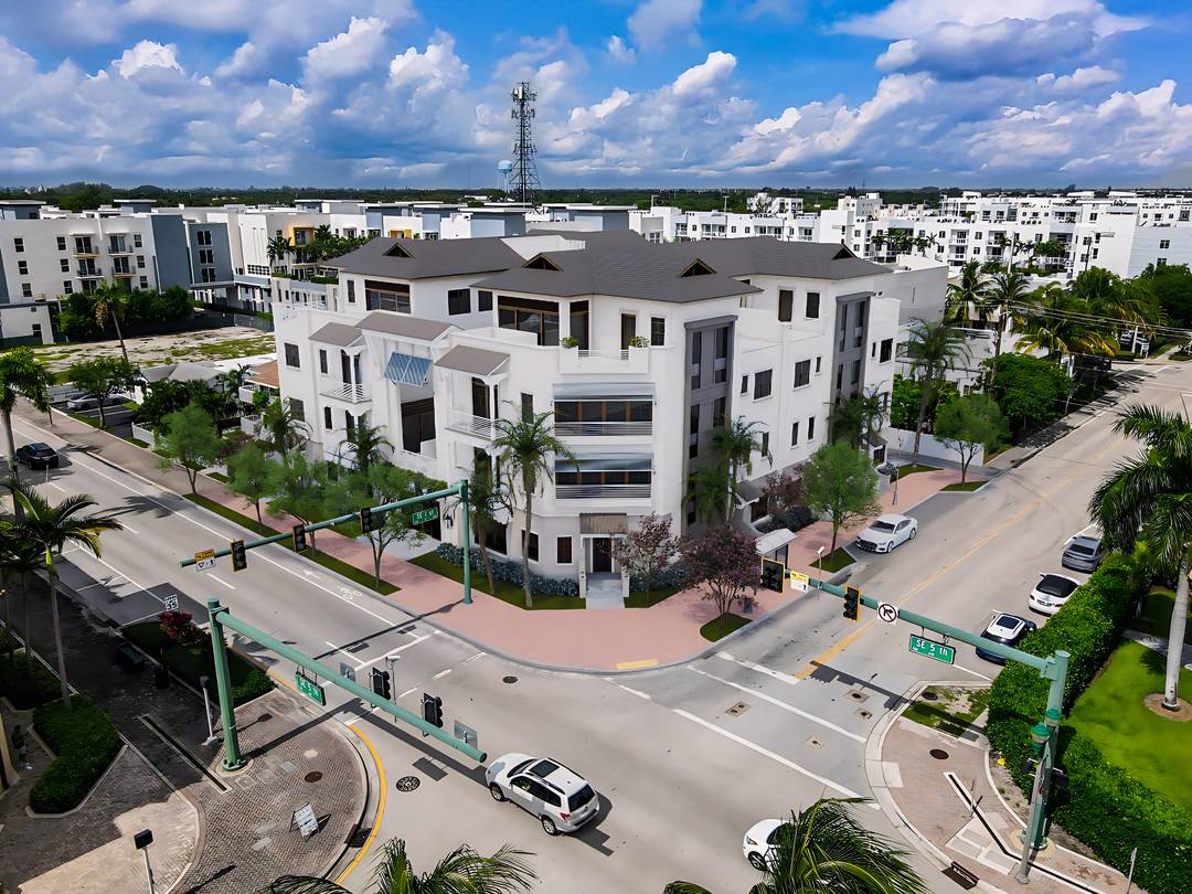 Introducing Casa Avenida a boutique collection of eight luxury townhomes set in the heart of Delray Beach.