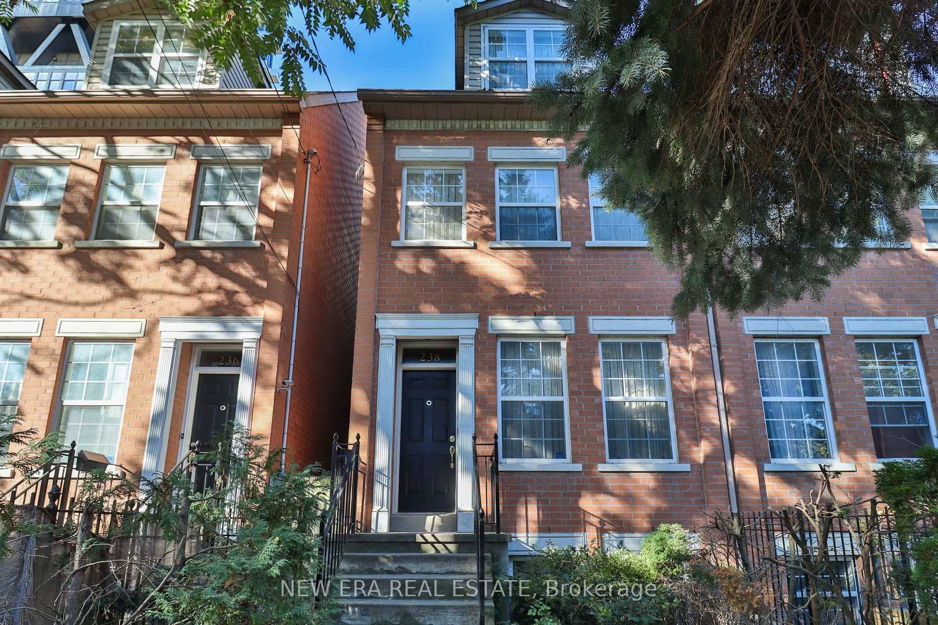Welcome to 238 George St a bright, well maintained home located just moments from the heart of downtown !