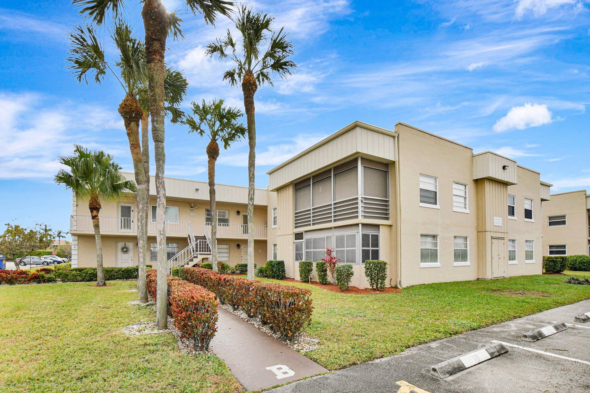 Fully Furnished Condo with Garden Views !