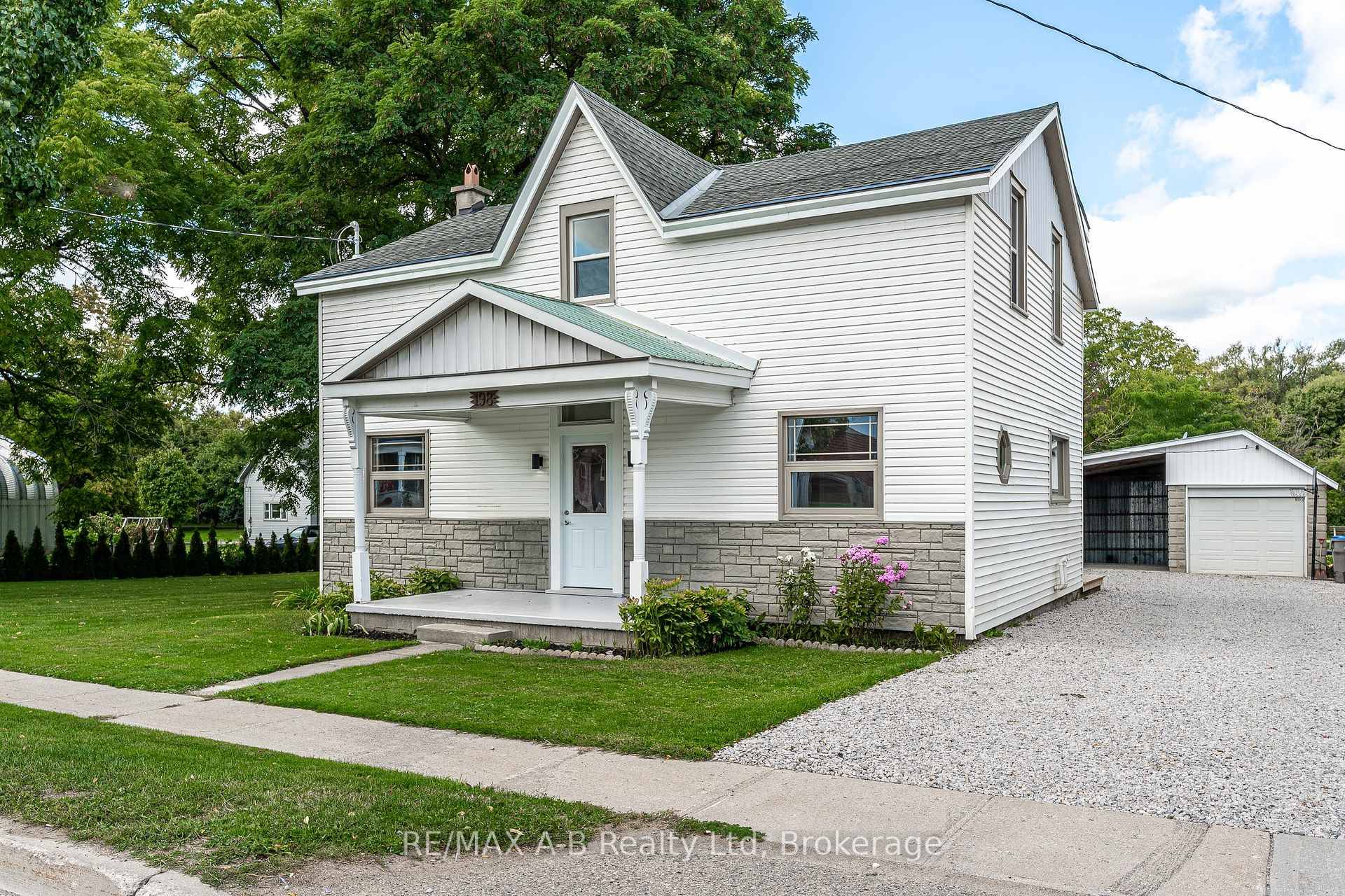 Located along the scenic Thames River and picturesque river walkway, 198 Water Street South is a fully renovated duplex offering a wealth of opportunity.