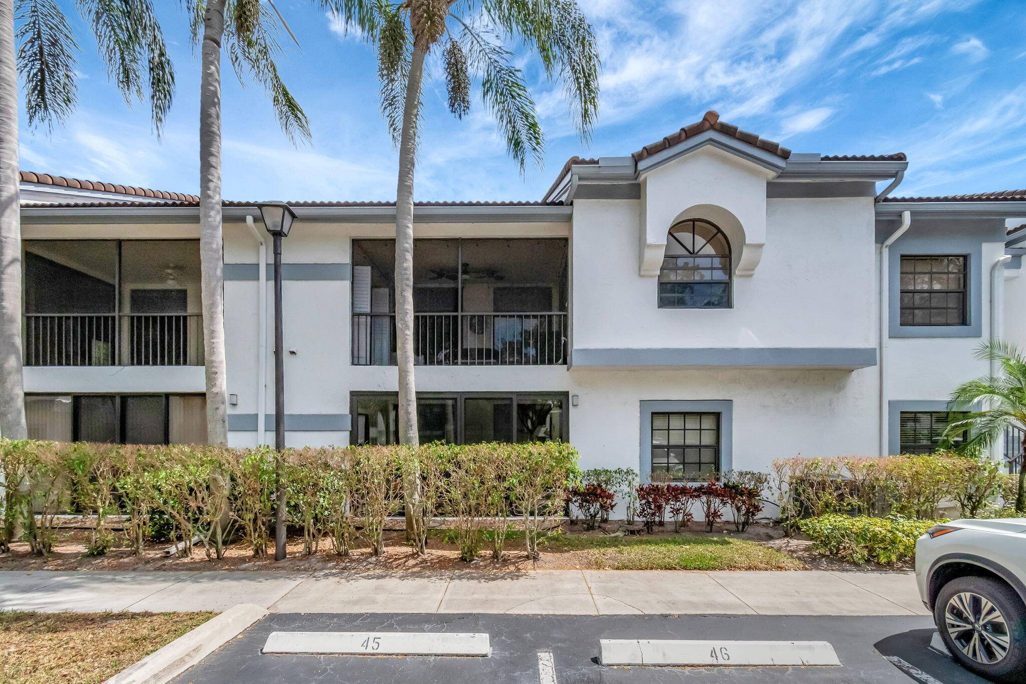 Beautiful 2 Bed, 2 Bath Ground Floor Condo in Desirable Platina !