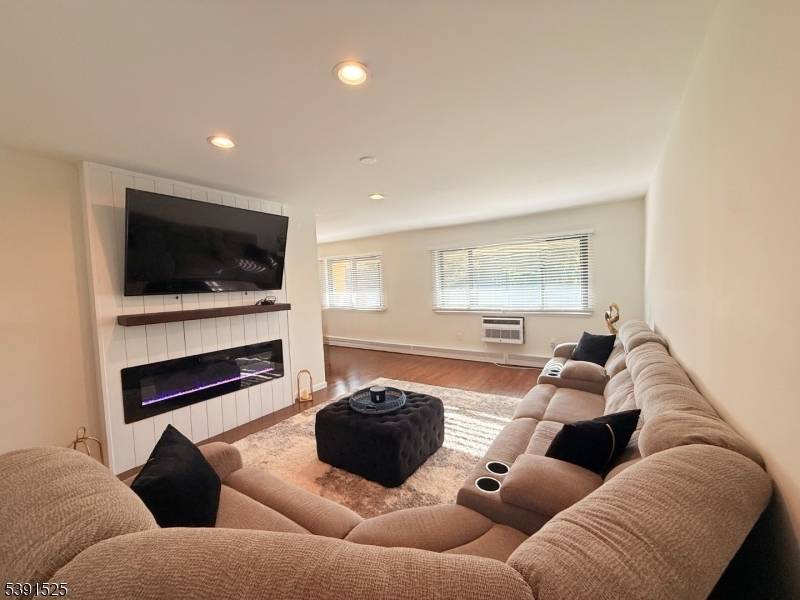 Welcome home to this stunning 2 bedroom, 1 bath condo in The Regency Village Condominiums of North Plainfield !