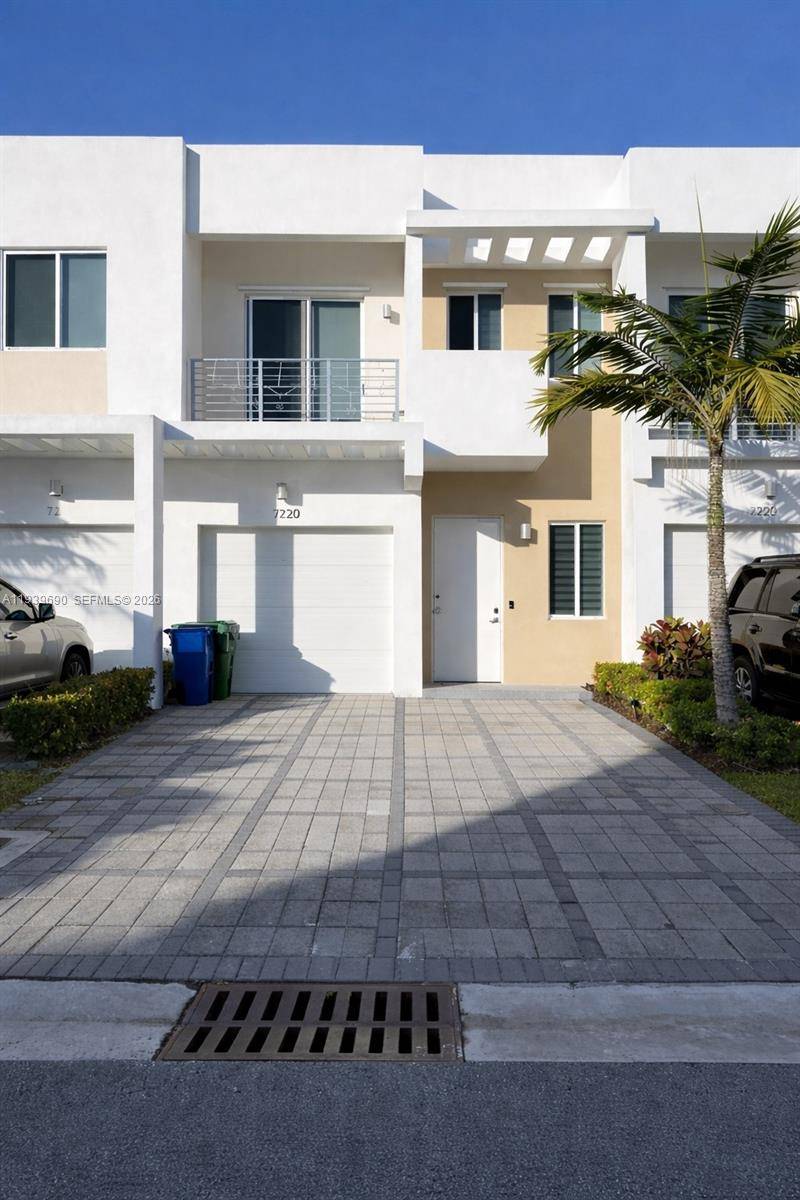 Amazing modern townhouse in Neovita Doral, an exclusive gated community of only 142 homes.