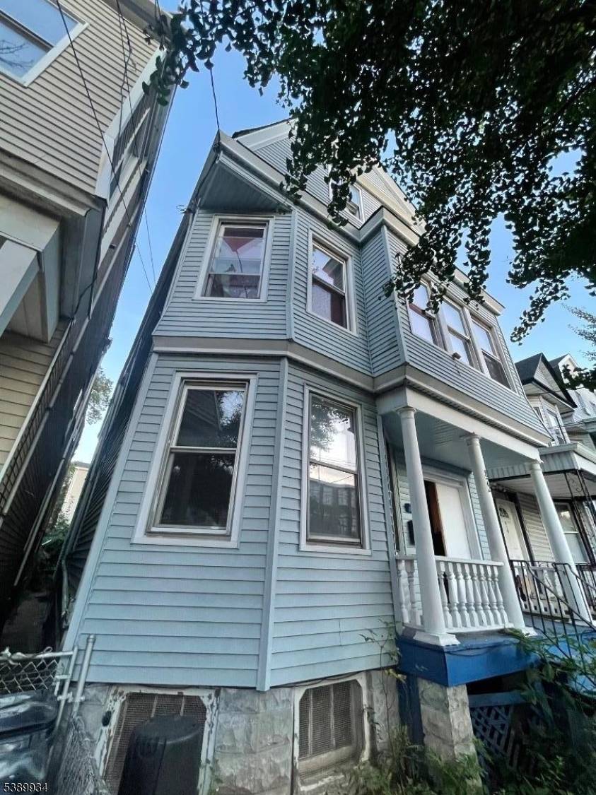 This 2 family property offers a total of 8 bedrooms and 2 full baths, plus a full basement, all situated on a 25x100 lot.