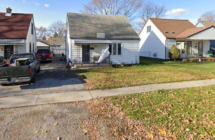 This charming 3 bedroom, 1 bathroom home in a family friendly neighborhood offers comfort, style, and convenience.