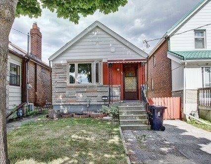 Fantastic Location in the Heart of Lake Shore Village !