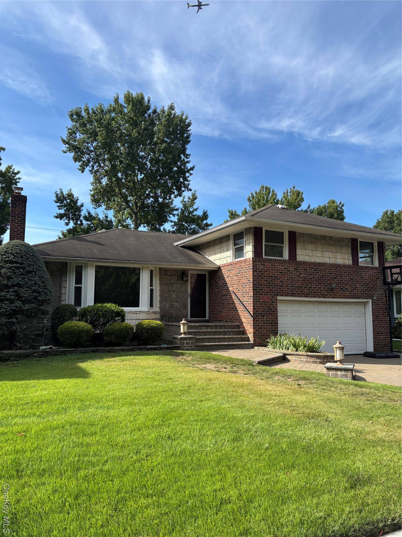 Split Level Home in Carle Place For Rent.