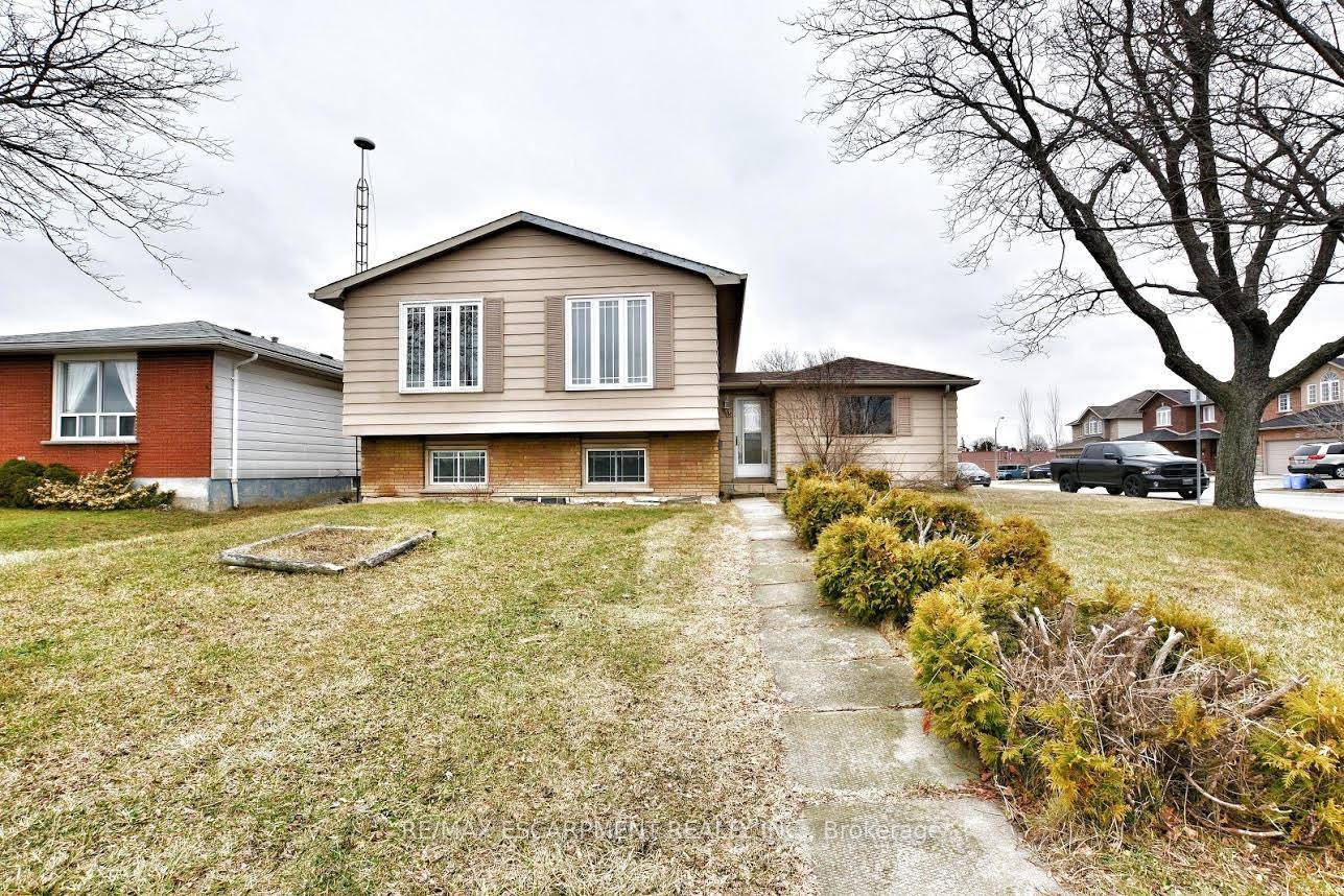 Beautiful 3 Bed, 1 bath main level unit in a detached home for lease.