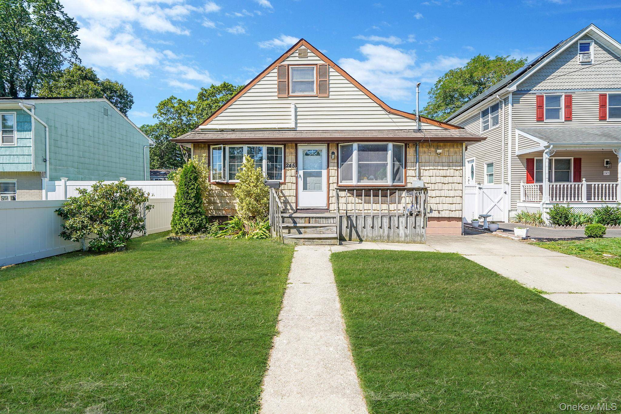 Welcome to 245 Waldo Street, Copiague !