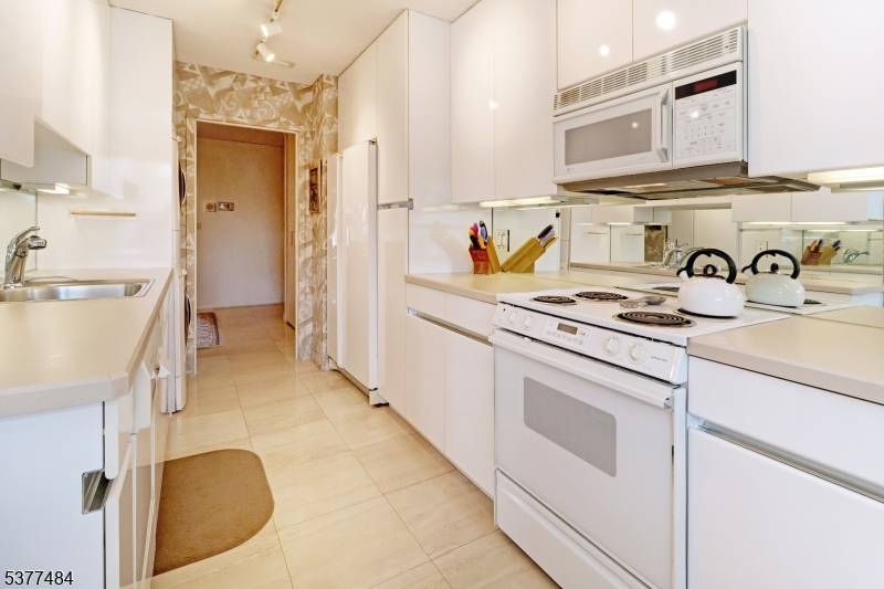 Claridge Dr. 2HW Verona Twp. New Jersey Single-Family