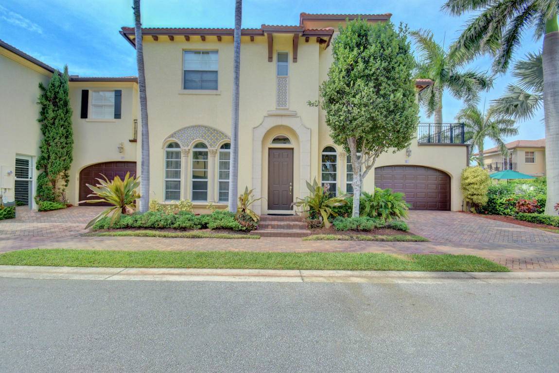 GORGEOUS FORMER MODEL HOME RIGHT NEXT TO THE COMMUNUNITY POOL !