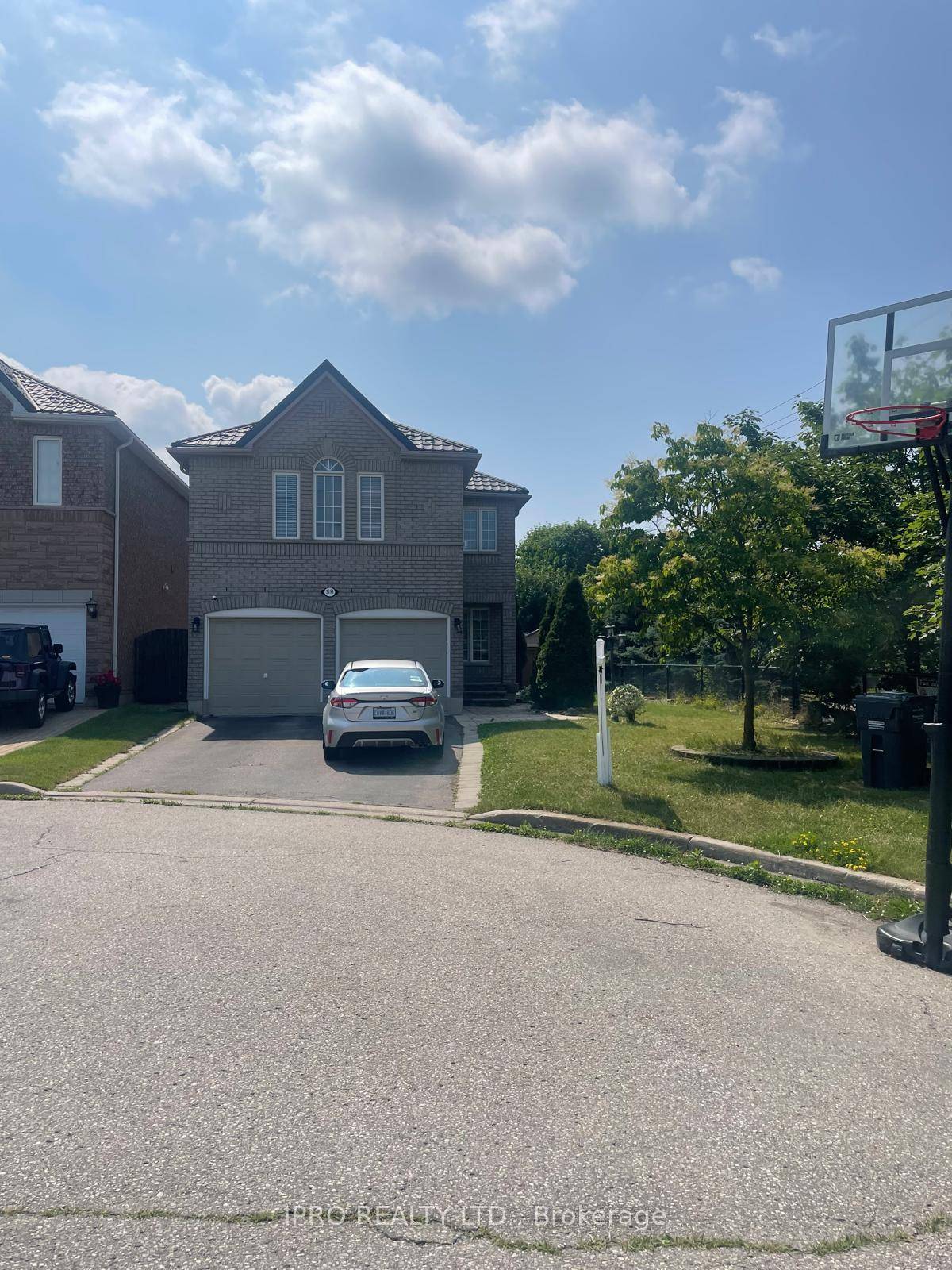 Beautiful spacious 4 Bedrooms Detached House UPPER FLOOR in a High Demand Neighbourhood, Corner lot, tons of day light all over the house, Double Garage, Hardwood on the main floor, ...