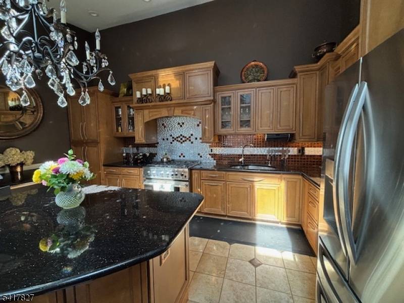 Elegance, sophisticated meticulously maintained, this 2 bed room, 2 bath penthouse unit is sure to impress the most discerning of buyers !