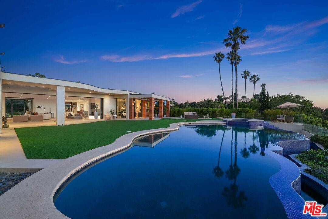 455   Castle Pl 6BR Beverly Hills Post Office | B.H.P.O. La