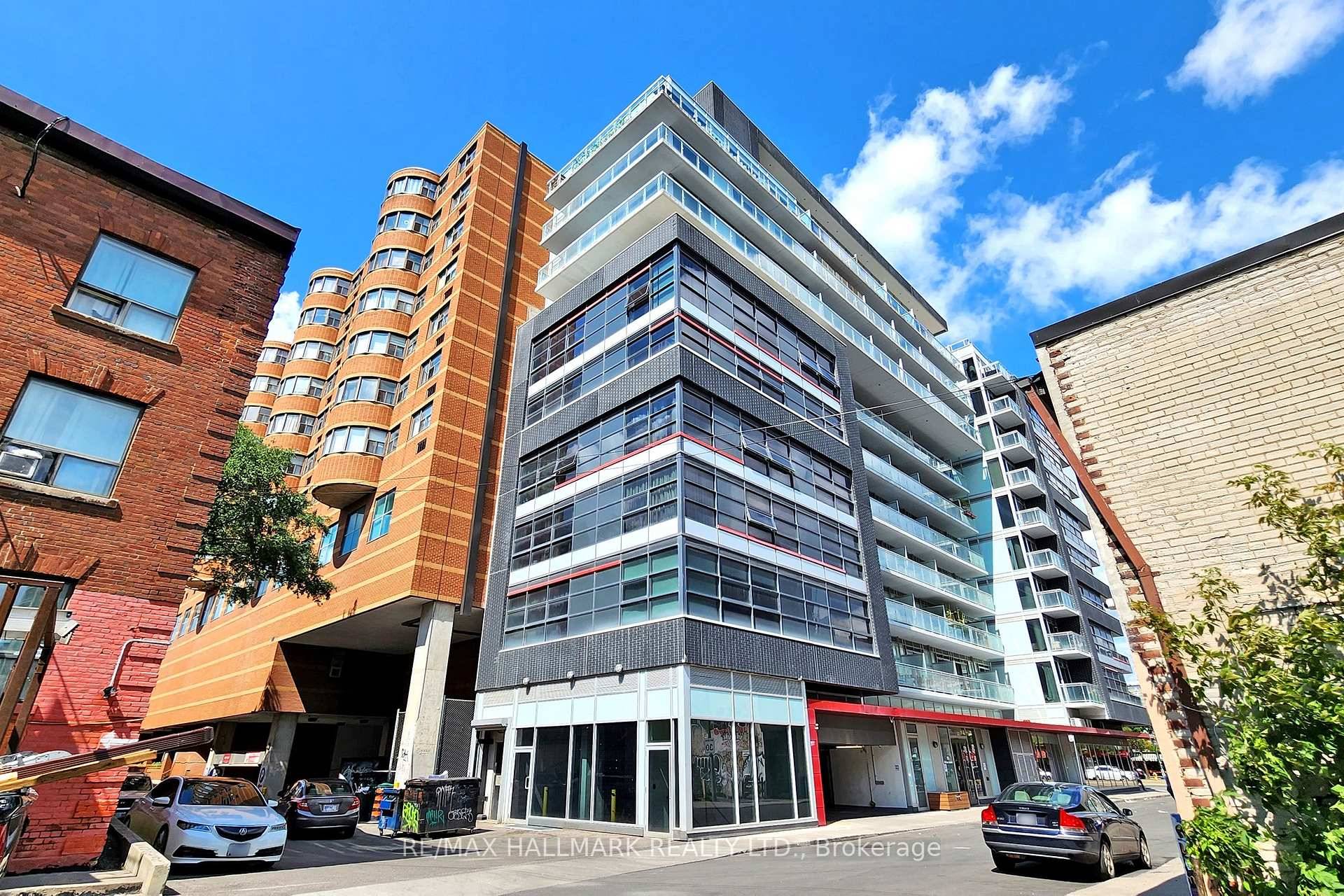 Welcome To This Sophisticated And Functional Apartment Nestled In The Vibrant King West Neighborhood Of Toronto.
