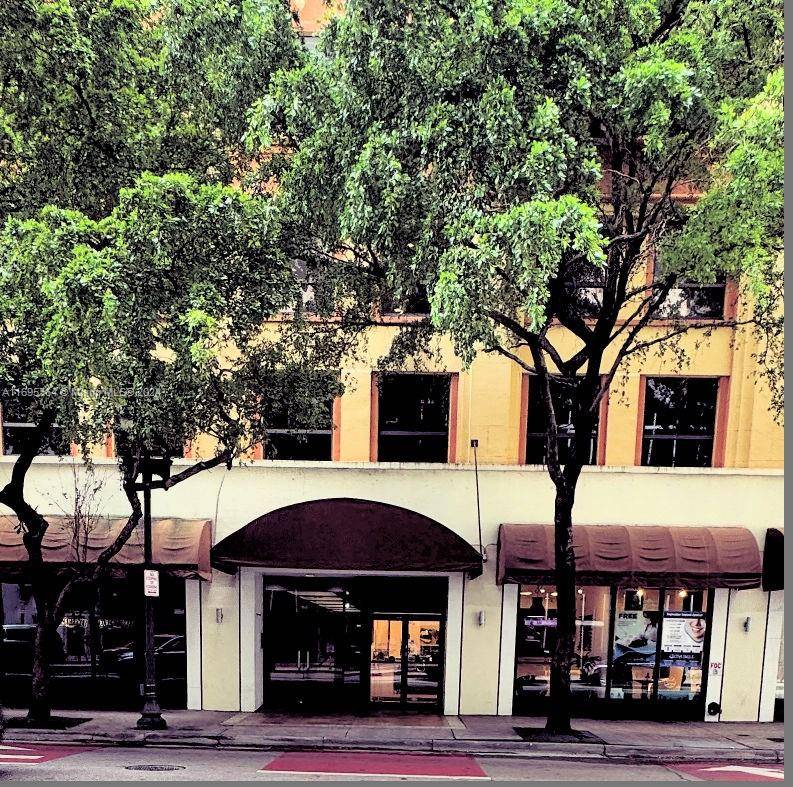 BROKER S LLC is proud to present the exclusive sale of an office in the historical Huntington building in the heart of downtown Miami.