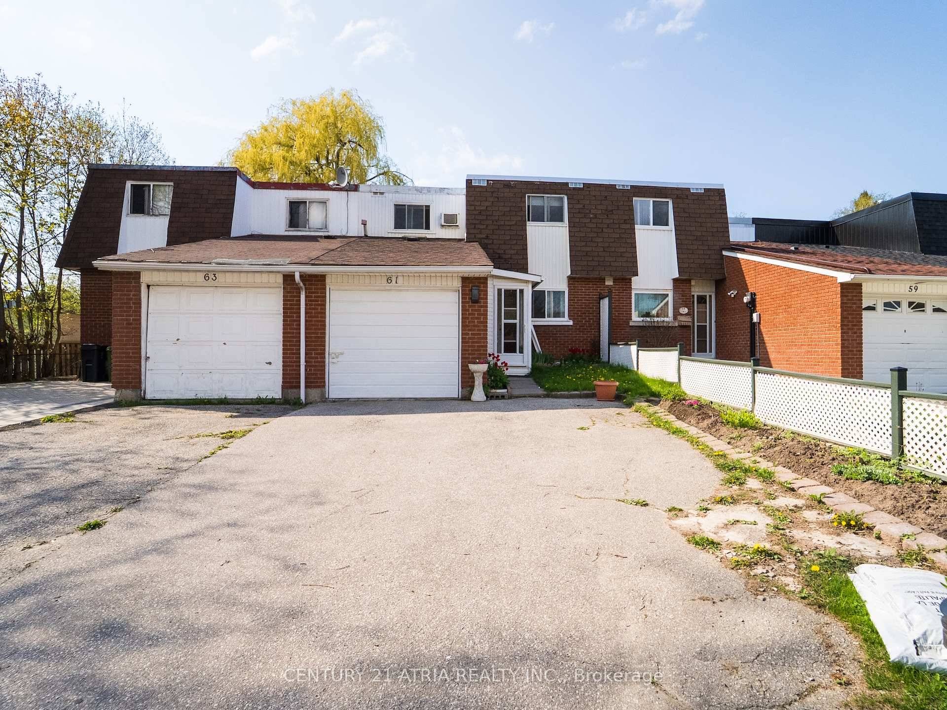 Spacious 5 Bedroom Freehold Townhome No Maintenance Fees !