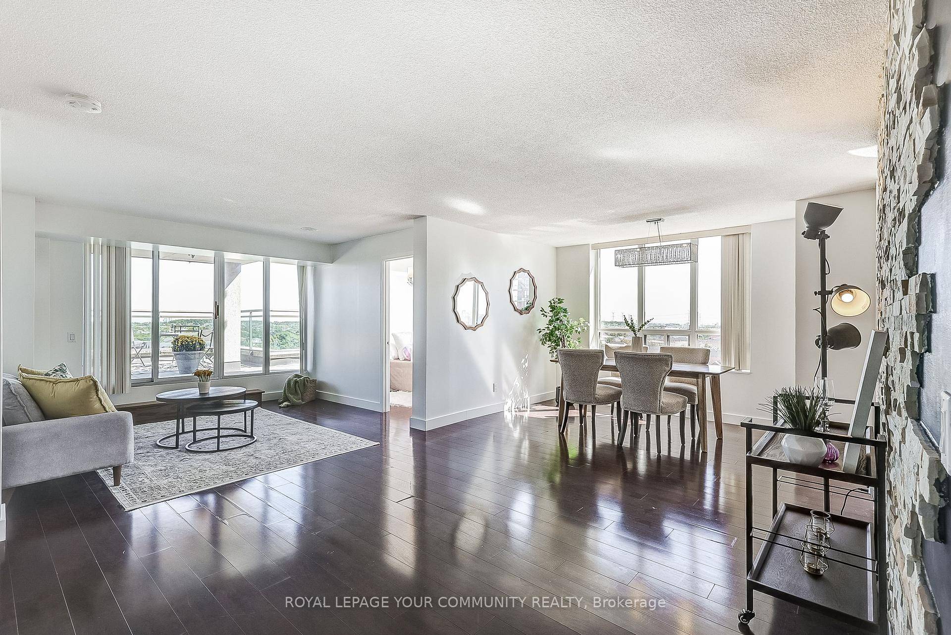 Welcome to The Vineyards condo in prime Richmond Hill location !