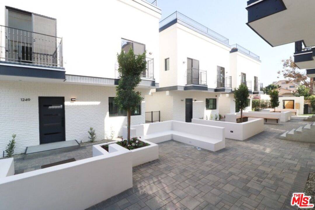 1249 S Plymouth Blvd 3BR La