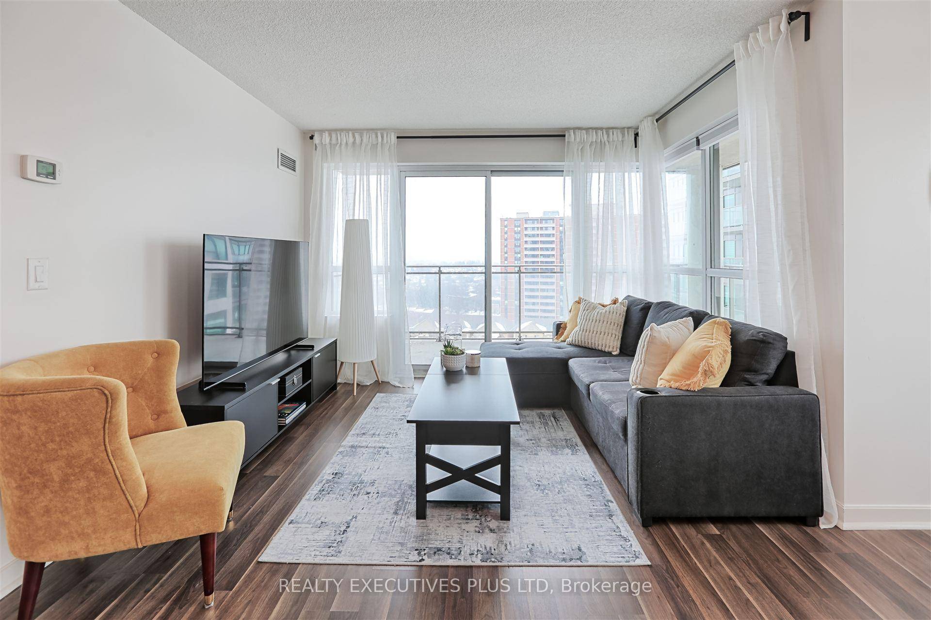 This bright and spacious corner unit boasts stunning panoramic views.