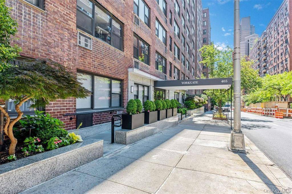 Welcome to 405 East 63rd Street, Apt 3E, a spacious 1 bedroom, 1 bathroom residence offering approximately 850 sq ft, ideally located in the heart of Lenox Hill.