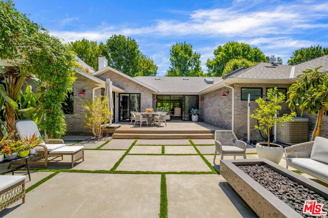 521 Loring Ave 4BR Westwood La