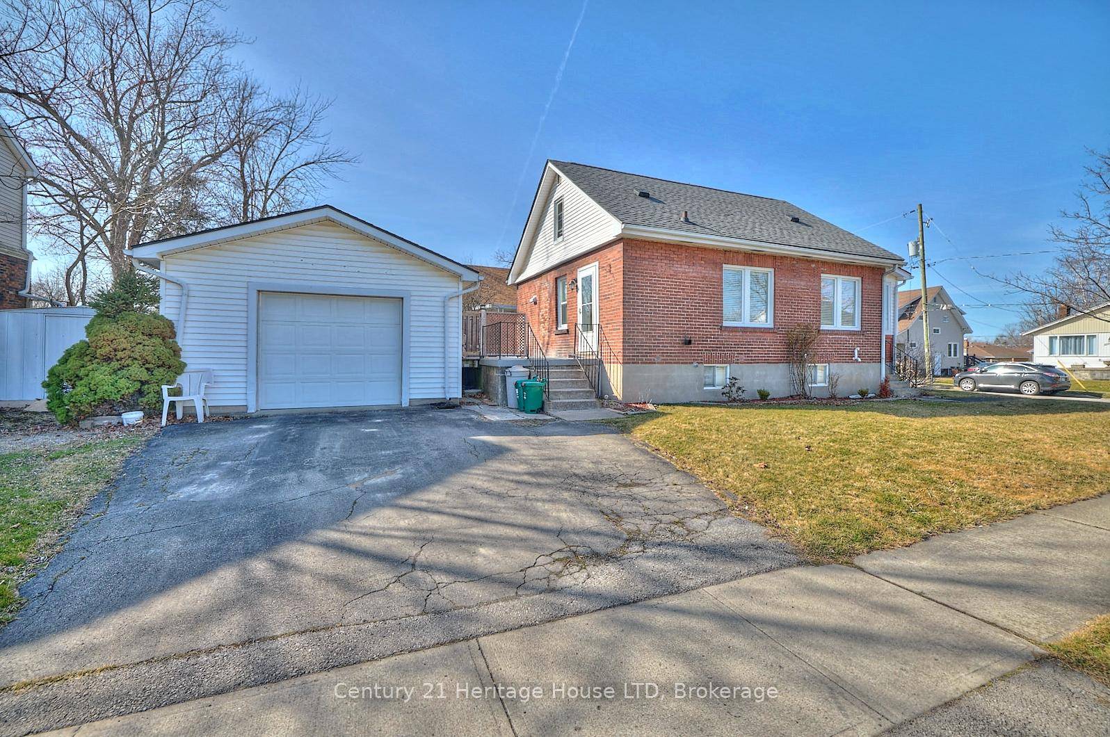 Cute amp ; cozy best describes this immaculate move in condition 1 1 2 story home with 2 bedrooms, 3 baths and 1773 sqft of finished living area.