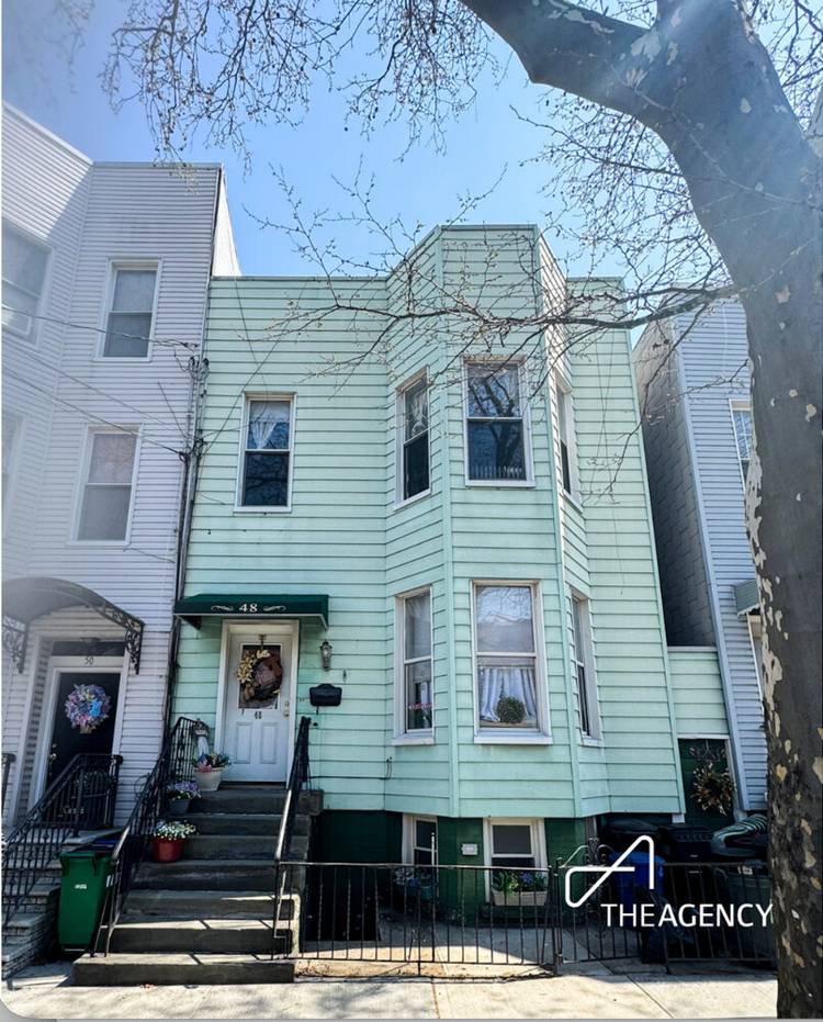 We are proud to present this Greenpoint Gem to the market for first time in over 30 years !
