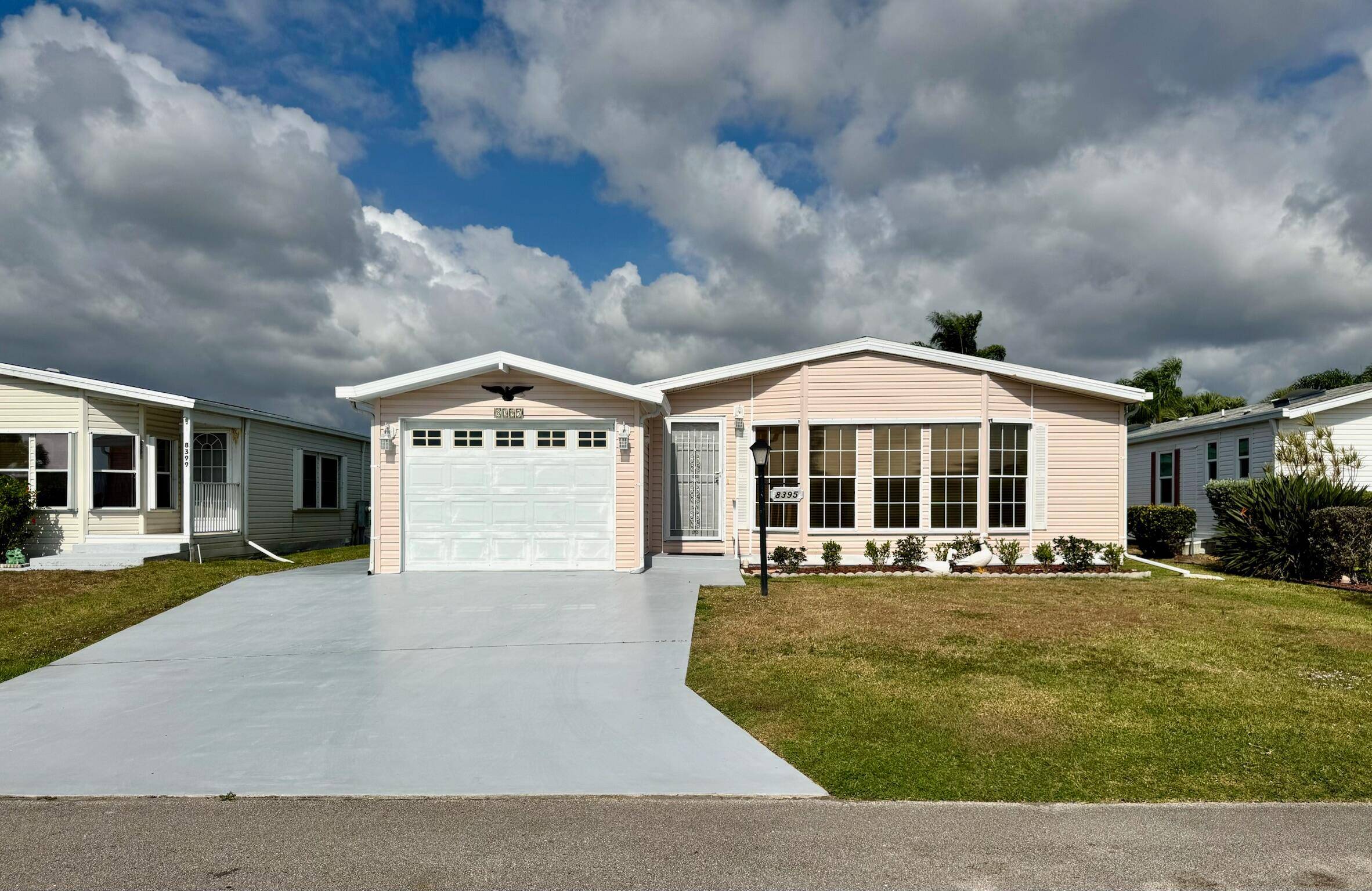 LAND OWNED ! ! ! 2 Bed, 2 Bath, 1 Car Gar home in Savanna Club.