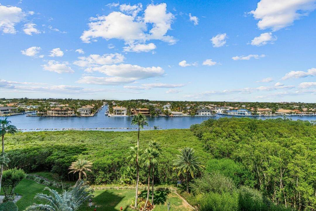 Step inside this light and bright Grand Siena model featuring 2 bedrooms and 2.