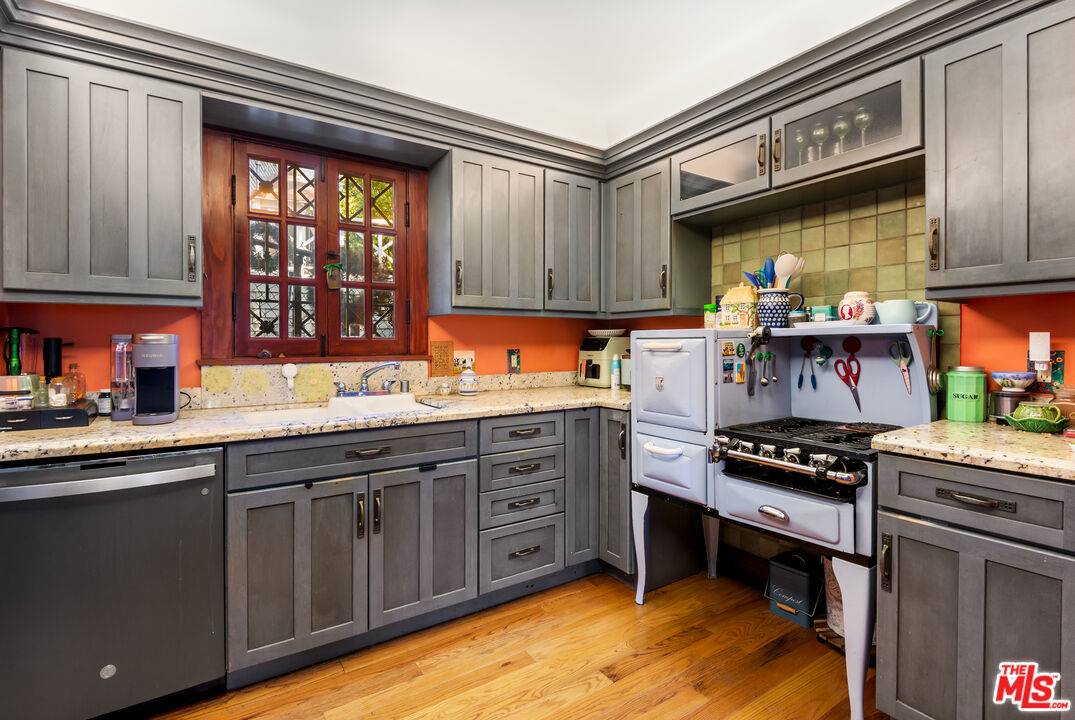 6610   Padre Ter 2BR Hollywood Hills East La