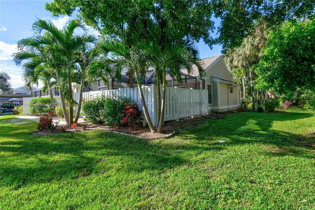 One Year Home Warranty ! Summer Winds, situated in heart of Jupiter, offers this beautiful spacious end unit on a cul du sac !