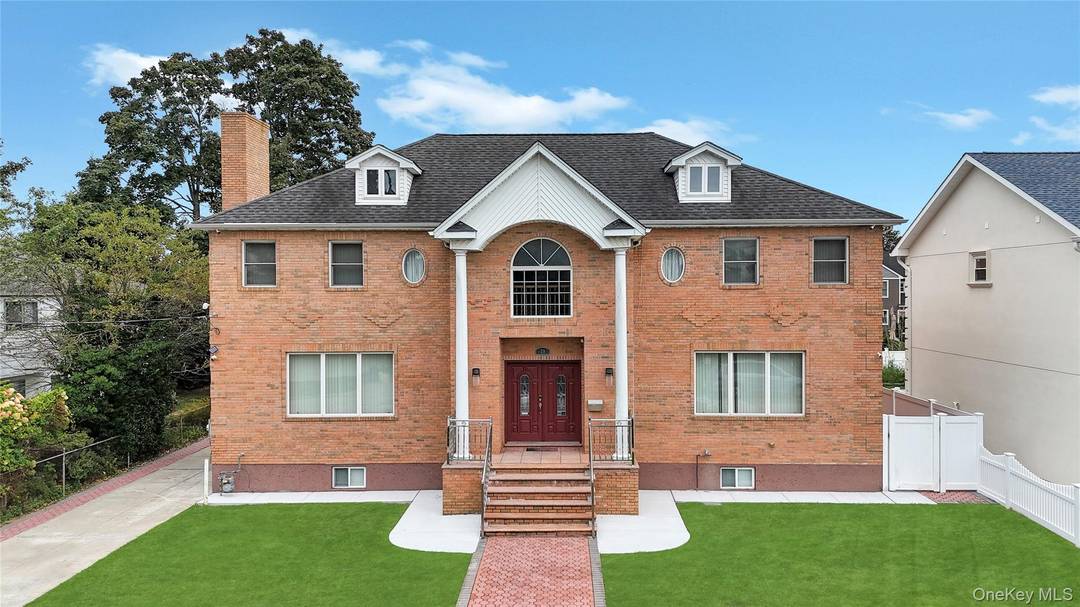 Brick Colonial Mansion 6 Bedrooms 5.